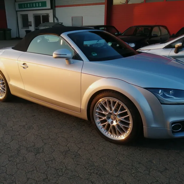 Audi TT Roadster, zur Hälfte in Kupfer foliert