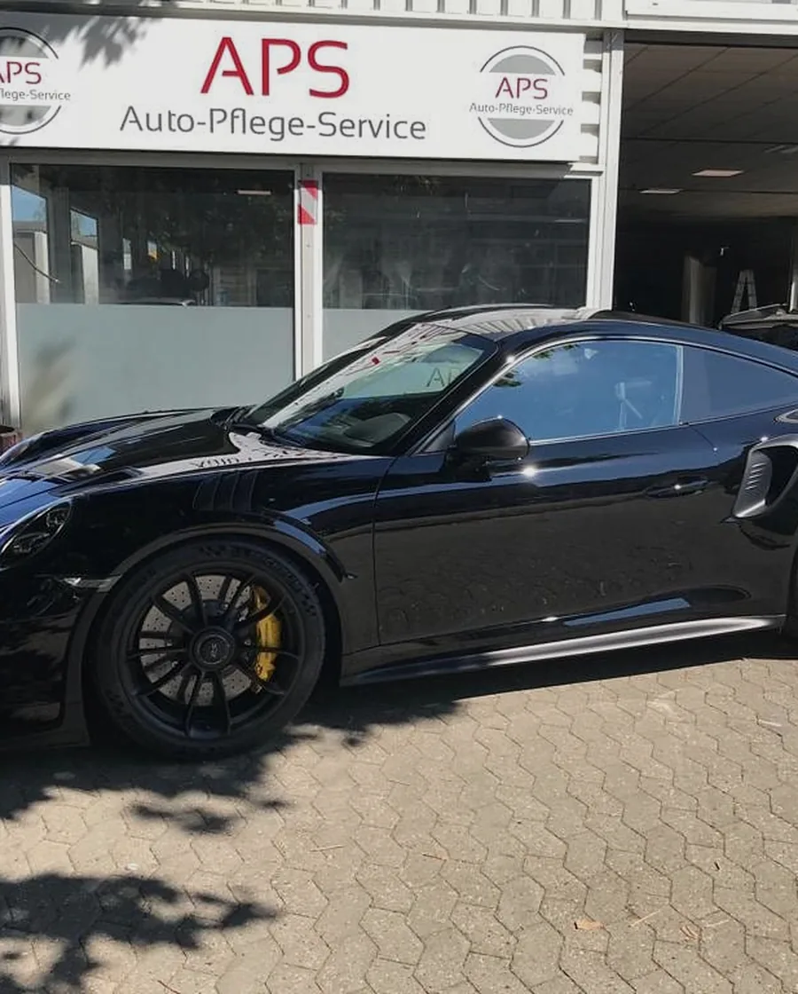 Schwarzer Porsche 911 Turbo vor der Werkstatt von APS