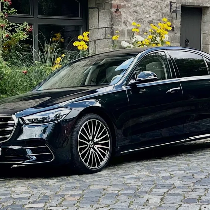 Schwarze Mercedes S-Klasse mit tief glänzendem Lack