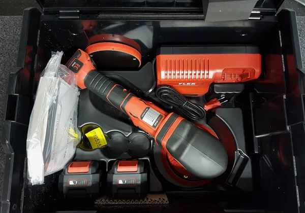 Poliermaschine und Zubehör im Werkzeugkoffer