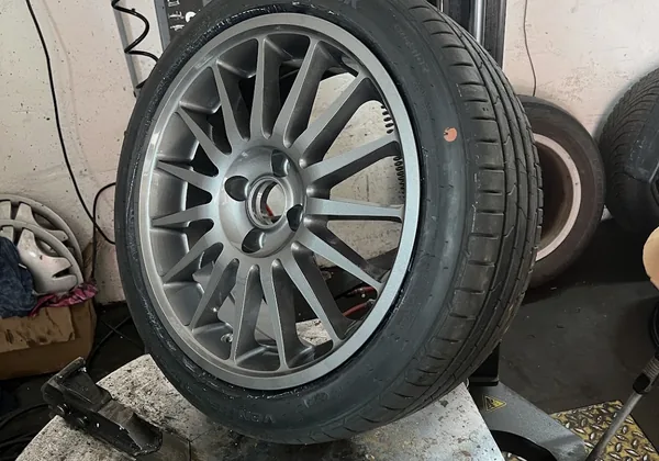 Felge auf der Hebebühne während der Reparatur