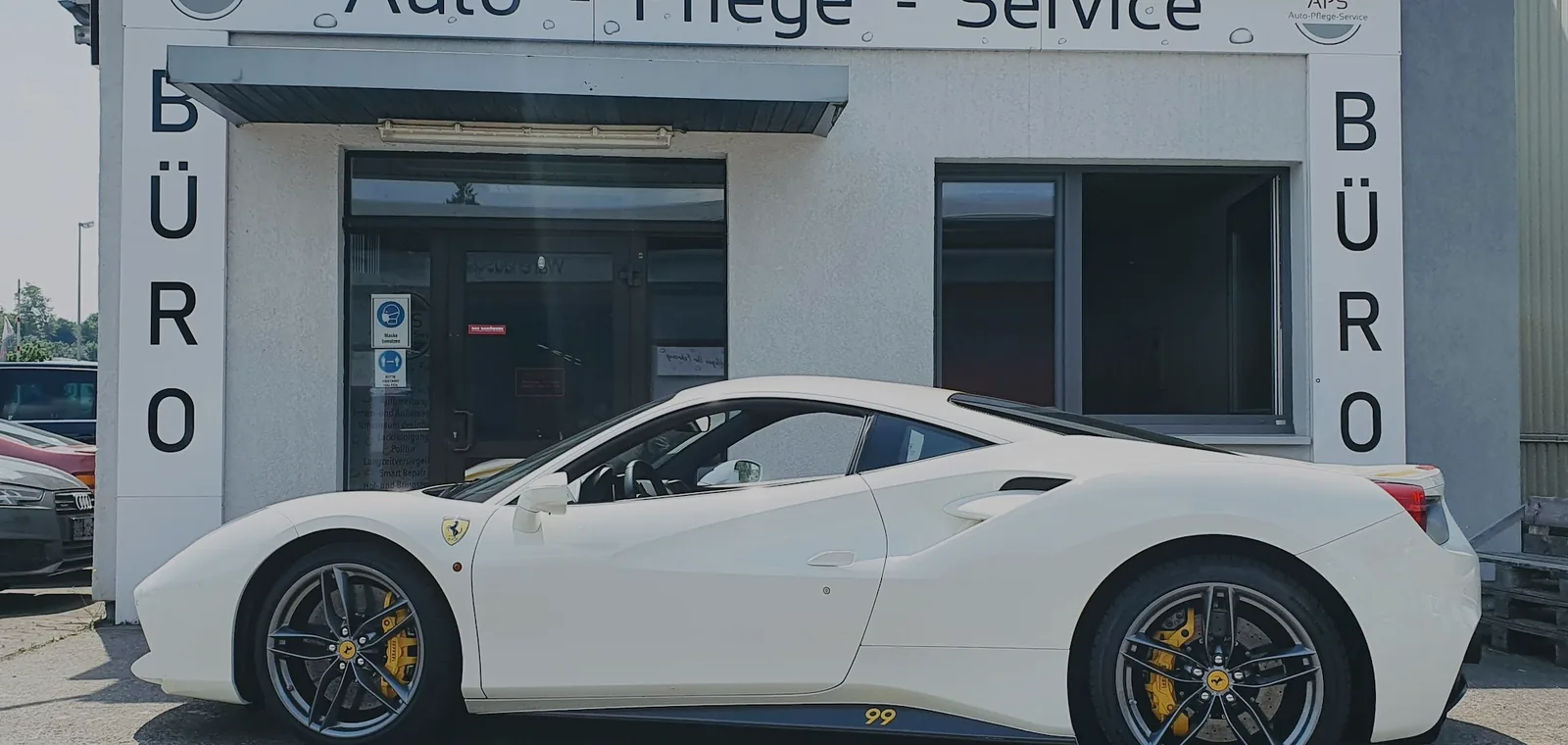 Weißer Ferrari 488 vor der Werkstatt von APS in Braunschweig